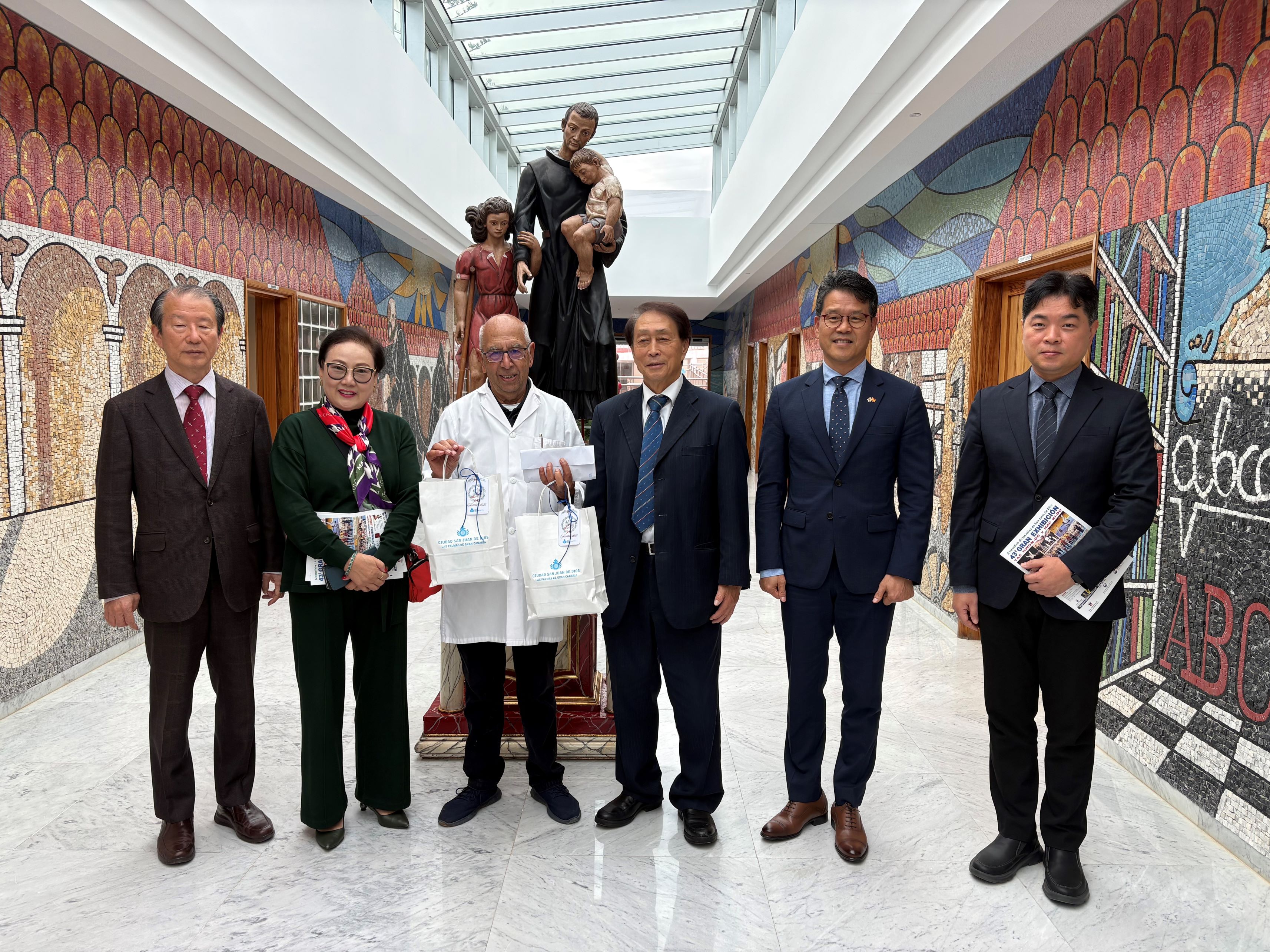 Acto de entrega de fondos benéficos de la 43ª Exhibición de Taekwondo 